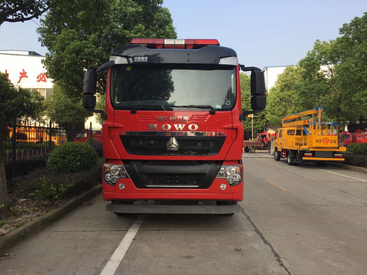 重汽豪沃7噸干粉泡沫聯(lián)用消防車