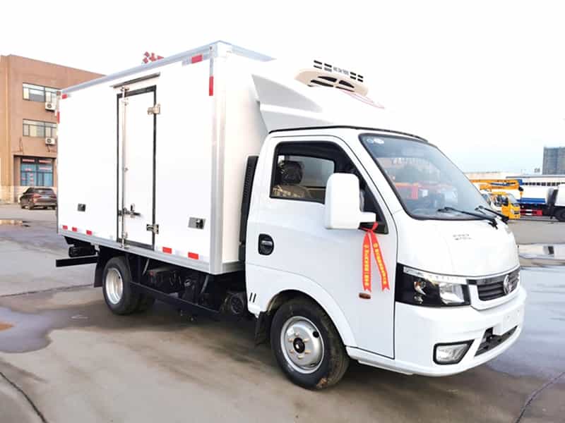 東風途逸汽油冷藏車
