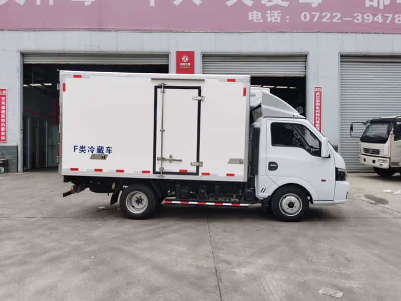 東風途逸柴油冷藏車