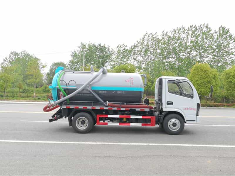 東風多利卡4方吸污車